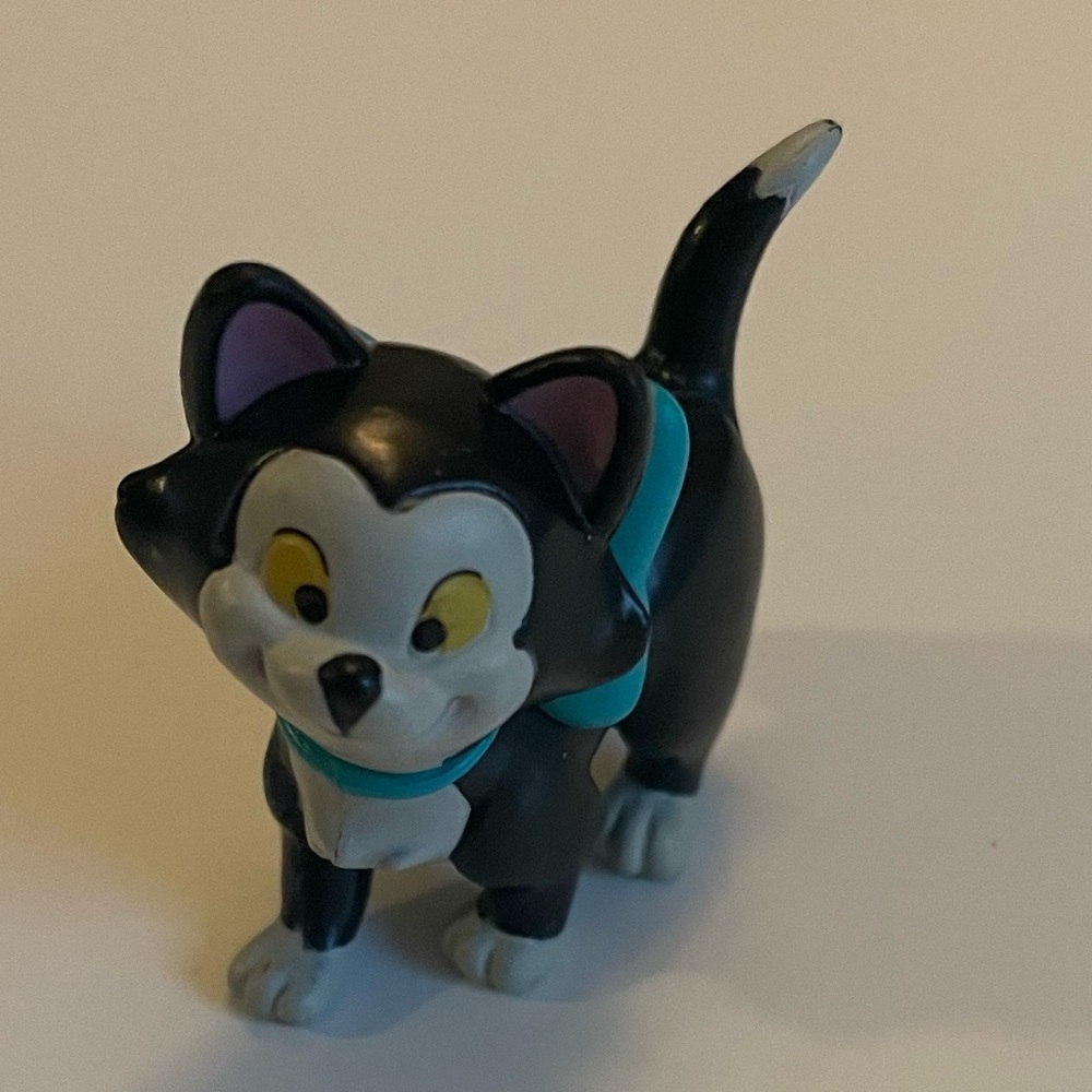 Disney Figaro Pinocchio Black and Teal collar Cat Figurine Toy